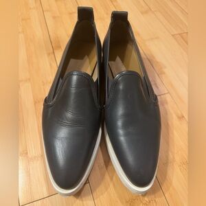 Everlane Woman’s Dark Gray Leather Pointed Toe Slip-On flats. Sz 8.5.